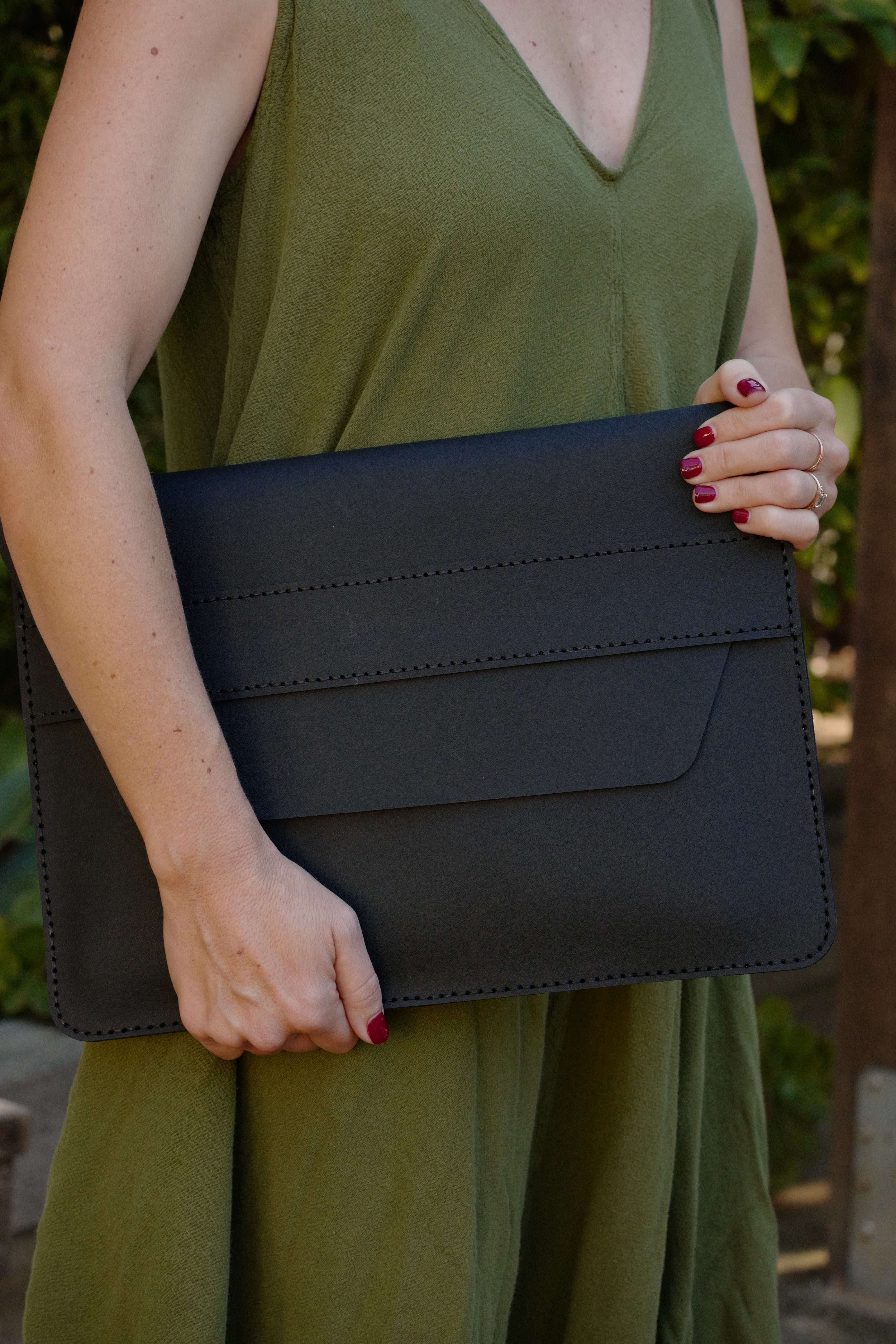 LEATHER LAPTOP SLEEVE// BLACK